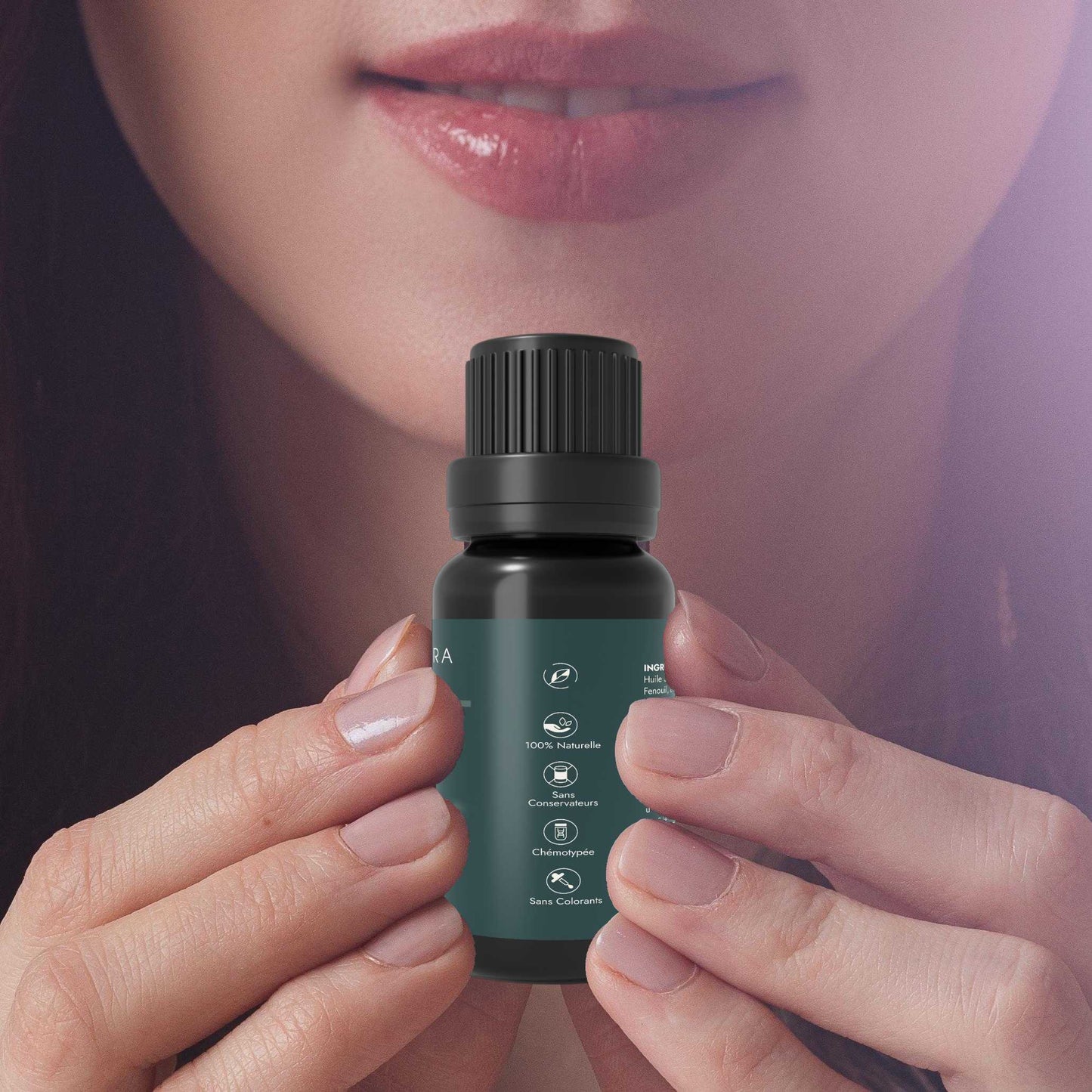 synergie hivernale mains femme portante flacon huiles essentielles