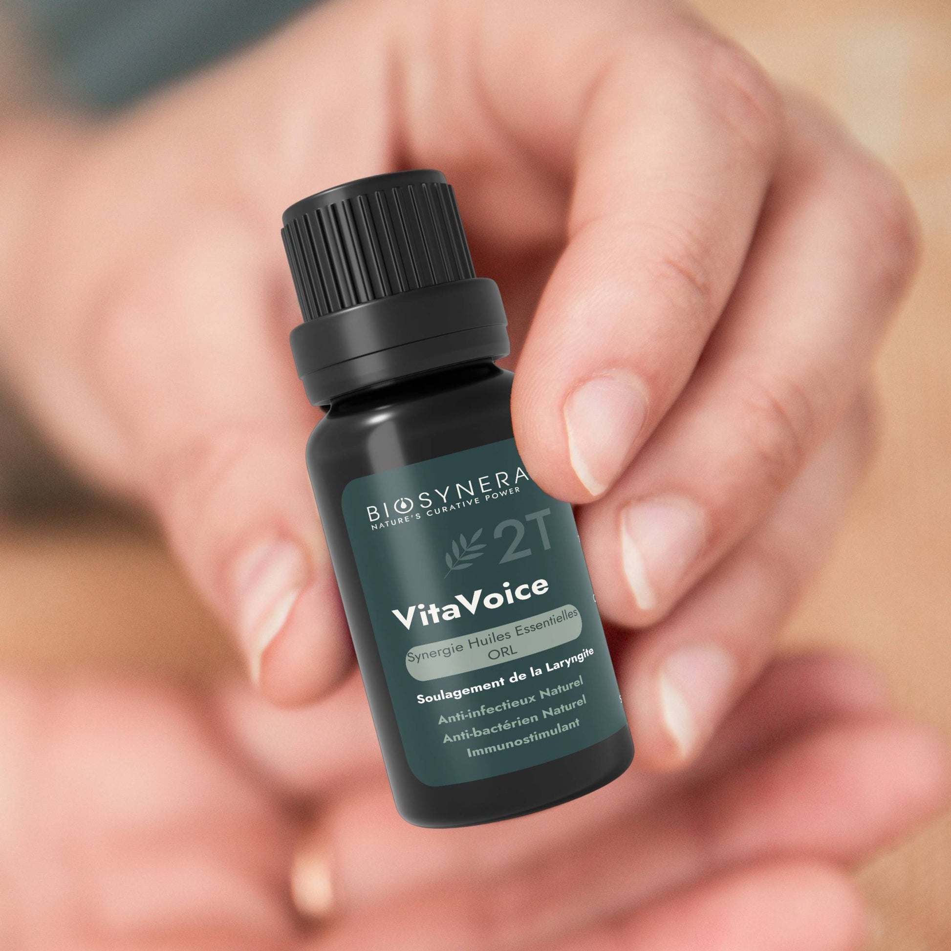 synergie contre laryngite main portante flacon huiles essentielles vitavoice