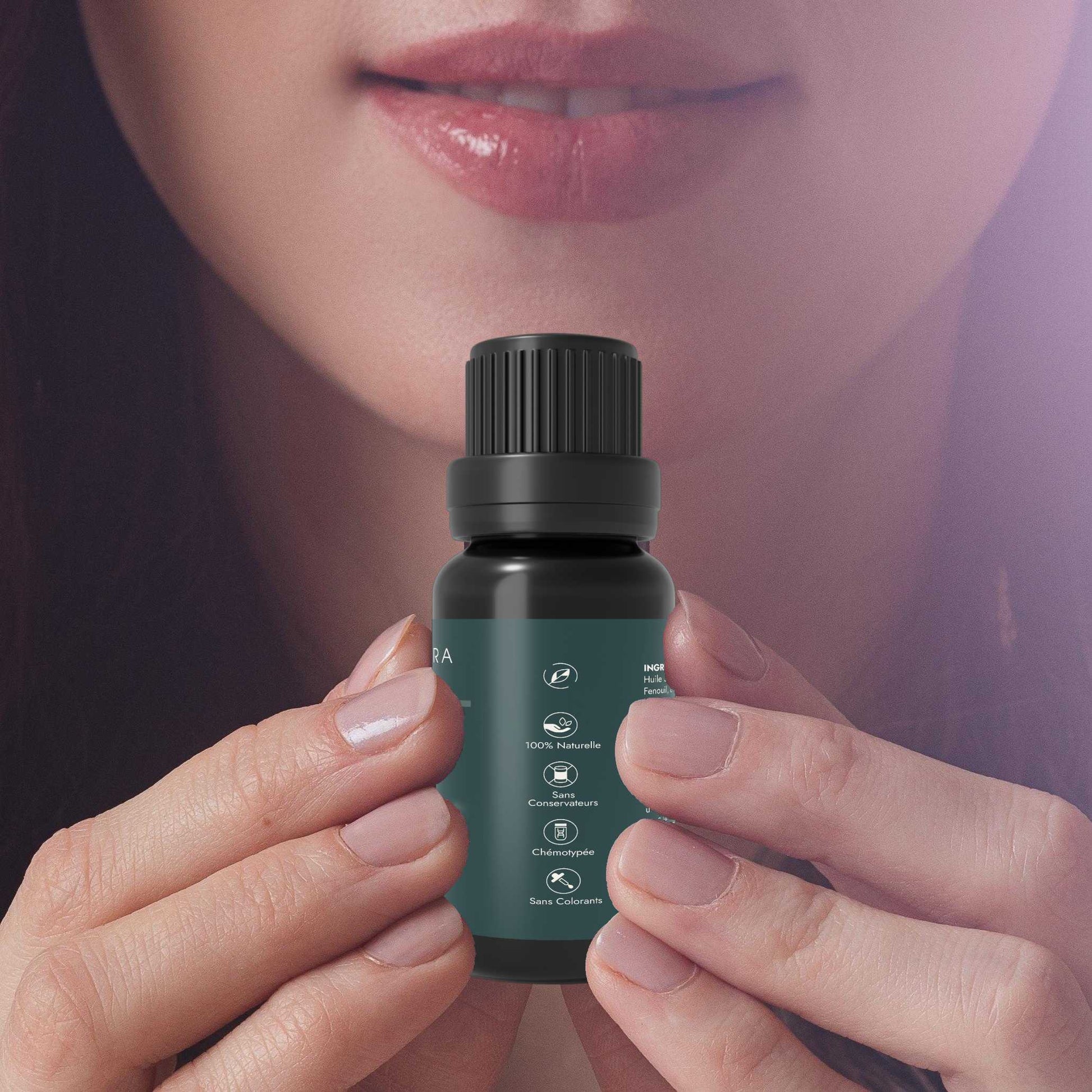 synergie hivernale mains femme portante flacon huiles essentielles